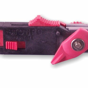 Pinza di sgancio della lenza per la pesca a traina con affondatore. Munita di uno speciale sistema che ne consente il bloccaggio direttamente sul cavo dell’affondatore. Dotata inoltre di pomello di regolazione della pressione di serraggio del filo e di un esclusivo dispositivo a levetta per l'aggancio-sgancio rapido della lenza che permette di aprire o chiudere la pinza senza dover regolare nuovamente la pressione di serraggio. Brevettato.

Blister da 1 pezzo, confezione da 10 blister.