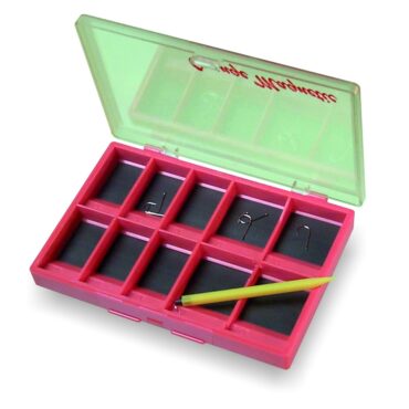 Scatola magnetica resistente agli urti, con 10 scompartimenti, ognuno dotato di piano inclinato per facilitare l’estrazione degli ami. La scatola è fornita di una penna magnetica che consente la presa di un solo amo.

Dimensioni mm 120x80x13