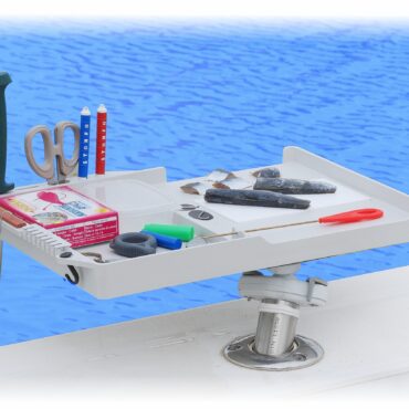 Serbidora in materiale plastico resistentissimo perfettamente smussato e privo di angoli taglienti. Munita di nicchia per contenere vaschette porta-esche e minuteria varia in modo stabile e sicuro. Molte altre caratteristiche importanti fanno di questa serbidora un vero e proprio completo banco di lavoro indispensabile su ogni barca. Dimensioni cm 39x28. Fornita completa di palo snodato inox, morsetto e giunto regolabile.

Busta da 1 pezzo.