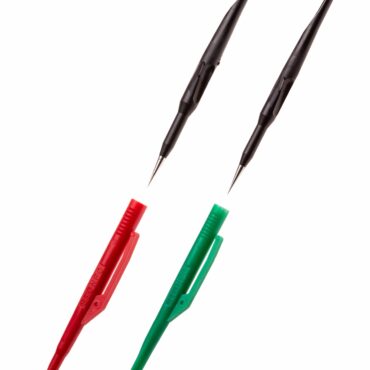 Slamatori di alta qualità disponibili in due diverse misure. Il taglio delle testine è in linea con la sagoma degli slamatori per agevolare la presa del filo. Prodotti con materiale che non danneggiano l’amo sono inoltre muniti di punta in acciaio inox scioglinodo. 

La silouette a cuneo delle testine permette di slamare anche i pesci che tengono la bocca tenacemente chiusa, inoltre il taglio obliquo in linea con la sagoma delle testine permette una rapida presa del filo anche in totale assenza di luce.

La particolare chiusura a scatto, che consente l'unione delle due parti dello slamatore, assicura il posizionamento delle 2 testine nello stesso verso, pronte all'uso quando lo slamatore viene estratto dal taschino.