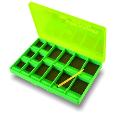 Scatola magnetica resistente agli urti, con 14 scompartimenti, appositamente studiata per contenere ami di svariate dimensioni. Ogni scomparto ha un piano inclinato non magnetizzato per facilitare l’estrazione degli ami con l'apposita penna magnetica.

Dimensioni mm 150x100x14
