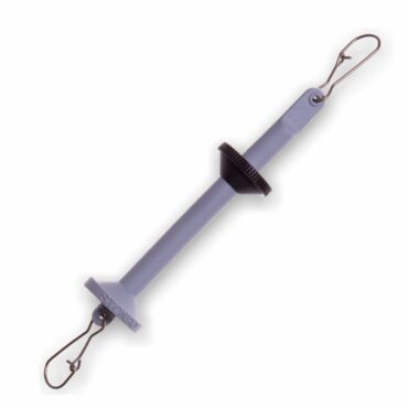 Utile accessorio per tenere insieme e pronte all’uso varie bobine di filo. Appendibile al gilet da pesca. Fornito completo di speciali elastici fermafilo.

Busta da 1 pezzo, confezione da 10 buste.