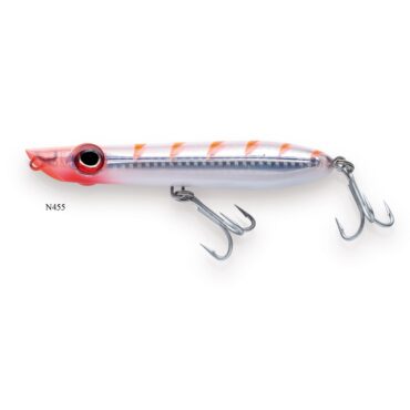 Popper dalla particolare forma affusolata. Molto aereo-dinamico permette di raggiungere notevoli distanze. Armato con 2 ancorette è l'artificiale ideale per prede combattive di superficie come serra e lecce amia. In fase di recupero azionato con forti jerckate questo artificiale alzerà molta acqua e attirerà anche predatori svogliati o distanti.
Disponibile in quattro colorazioni, nelle misure 120mm e 150mm rispettivamente con il peso  di 21 e 38 grammi.