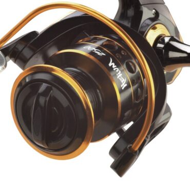 Mulinello STR HELIUM progettato per la pesca a spinning. Dotato di 2 cuscinetti a sfera in acciaio inossidabile. Bobina in alluminio forgiato con sistema frenante microregolabile ad alta precisione con Pick Up sovradimensionato. Manovella in alluminio CNC.