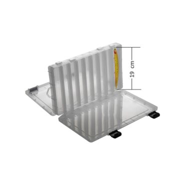 Scatola porta artificiali da 19 cm, struttura in polipropilene trasparente, doppia apertura e forma interna a  “V”. Munita di 18 scomparti.