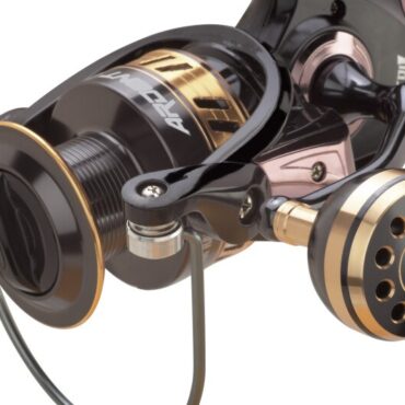 Mulinello SUGOI ARDENT progettato per la pesca dalla barca, perfetto per light jig-casting con antiritorno infinito. Dotato di 4 cuscinetti in acciaio inossidabile sigillati e due bobine in alluminio anodizzato. Sistema Pick Up bilanciato e microfreno di precisione. Manovella in alluminio a frizione filettata e pomello da combattimento ergonomico. Borsa porta mulinello inclusa.