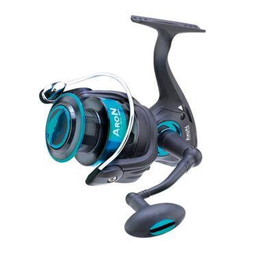 Mulinello da barca Sugoi Aron, realizzato con corpo e rotore in grafite resistenti alla corrosione. Assemblato cuscinetti a sfera in acciaio inox, rotore anti-vibrazione bilanciato al computer, bobina in alluminio tornito e anodizzato, archetto sovradimensionato, 1 bobina in grafite di ricambio.