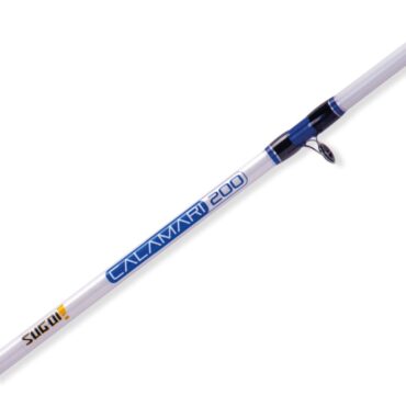 La canna Calamari è una canna in fenolico due sezioni con innesto off-set nel manico che le permettono in fase di pesca di avere tutti i pregi di una monopezzo. Con una cima decisamente sottile questo modello è indicato principalmente per pesca dei calamari e delle seppie oltre che può essere utilizzata con successo anche nel bolentino e per tutte le tecniche di pesca dalla barca. Grazie a un montaggio stretto degli anelli lazione di questa canna è di punta con una progressione parabolica e con una schiena molto forte garantita dalla costruzione in fenolico pieno. Il manico è in eva e il porta mulinello è un classico a vite.