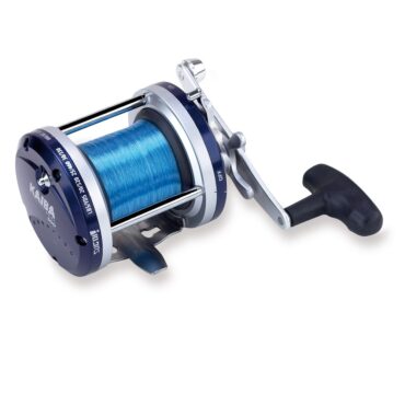 Sugoi Kaiba Trolling 500 è un mulinello a cassa rotante adatto alla traina da costiera. Dotato di un cuscinetto a sfera, bobina in grafite con guidafilo, ingranaggi con trattamenti anti salsedine, frizione a stella. Kaiba Trolling Viene fornito completo di filo per traina Big Game da 30 lb.