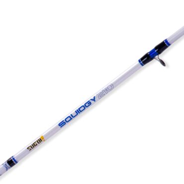 La canna Squidgy è una canna in fenolico due sezioni con innesto off-set nel manico che le permettono in fase di pesca di avere tutti i pregi di una monopezzo. Con una cima decisamente sottile questo modello è indicato principalmente per pesca dei calamari e delle seppie oltre che può essere utilizzata con successo anche nel bolentino e per tutte le tecniche di pesca dalla barca. Grazie a un montaggio stretto degli anelli lazione di questa canna è di punta con una progressione parabolica e con una schiena molto forte garantita dalla costruzione in fenolico pieno. Il manico è in eva e il porta mulinello è un classico a vite.