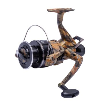 Nuovo mulinello da carpfishing con frizione posteriore costruito con materiali extra resistenti. Corpo serigrafato e bobina in grafite. Perfetto per la pesca allo storione nei laghetti ed il carpfishing. Il mulinello Anubis è specifico per la tecnica di pesca sportiva volta alla cattura della carpa e di altri grossi ciprinidi.