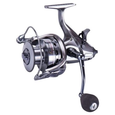 Mulinello da carpfishing con doppia frizione e sistema Bite'N Run. Corpo serigrafato, bobina in alluminio forgiato, archetto cavo Air Bail e l'infinite Anti-Reverse. Ideale anche per la pesca allo storione e siluro nei laghetti.

Trattamento Anti-Salsedine
Doppia Frizione
Rotore Bilanciato
Albero Maggiorato
Warm Shaft System
Cuscinetti 4 + 1