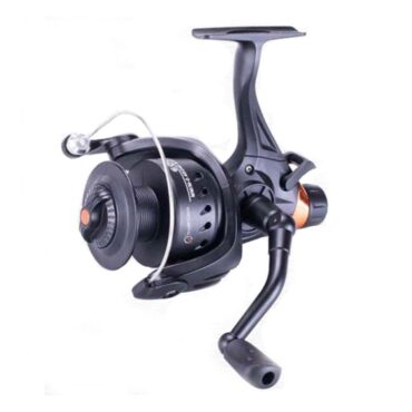 Mulinello da carpfishing con doppia frizione e sistema Bite'N Run. Corpo serigrafato e bobina in grafite. Perfetto per il carp fishing e la pesca allo storione nei laghetti, possibilità di utilizzarlo anche in mare da riva o dalla barca, grazie al trattamento anti-salsedine.