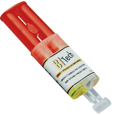 La vernice bicomponente è perfetta per le legature di anelli su canne da pesca, grazie alla sua resistenza e durata nel tempo. La facile applicazione e l'adesione alla superficie della canna assicurano un risultato uniforme e di alta qualità, rendendola una scelta ideale per i professionisti.