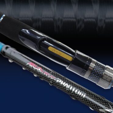 Xzoga arricchisce la gamma Airvolution con la Phantom: una canna progettata per sfide difficili, con grande potenza e ottima capacità di controllo finalizzate ad affaticare il pesce e riducendo il rischio di slamate. Perfetta per esche artificiali, leggera ma robusta, bilanciata, grazie alla fibra di carbonio di alta qualità e i rinforzi di filo Python. La Tecnologia "4 Point Power Transmission Fighting" consente una maggiore forza di sollevamento. Guide Fuji e porta mulinello VSS. Un'evoluzione nel mondo della pesca, ideale per tutti i pescatori.