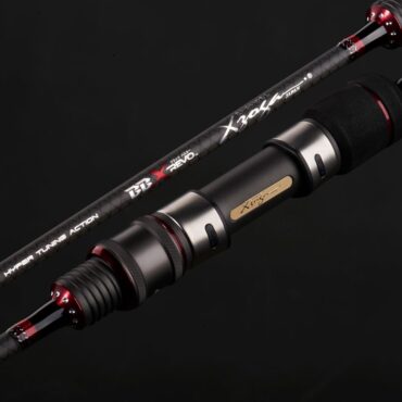 La XZoga Revo SF è una canna per Slow Pitch Jigging, leggera e resistente in grafite al 99%. Grazie alla tecnologia Custom X, si adatta a diverse tecniche verticali. La sua azione "4 Point Power Transmission Fighting" offre potenza bilanciata. Con anelli Fuji KR Concept e manici in EVA, garantisce prestazioni superiori e sensibilità. Un'arma versatile per ogni pescatore.