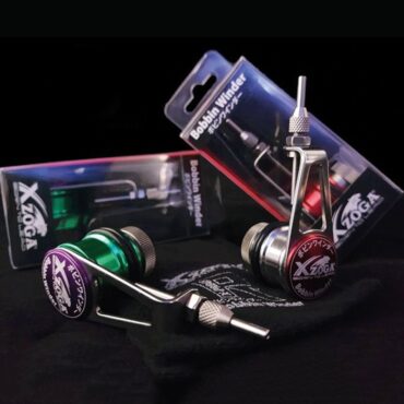 Il Bobbin Winder è un dispositivo robusto e preciso per nodi PR e operazioni di "serving". Realizzato in acciaio inossidabile, offre resistenza e durabilità. Il disco di trascinamento regolabile consente movimenti fluidi e rapidi. Il tubo temprato previene lo sfilacciamento delle linee. Gli anelli di gomma assicurano la stabilità. Include borsa e istruzioni dettagliate. Un investimento prezioso per pescatori di tutti i livelli, garantisce risultati eccellenti. Aggiungilo alle tue attrezzature e vivi esperienze indimenticabili in acqua.