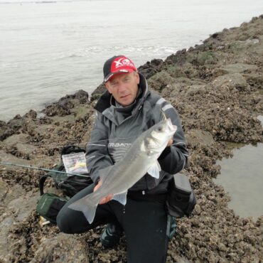 La canna monopezzo XZOGA GURUTRON-S è progettata per la pesca a spinning e a trota, ideale per l'utilizzo da kayak, belly boat o terra. Con componenti Fuji e tecnologie Xzoga avanzate come la grafite ad alto modulo, il concetto PTF, lavorazione Cross X-Wrap e finitura in filo PYTHON, offre prestazioni elevate, precisione e resistenza durante i combattimenti con i pesci. Un'opzione versatile per pescatori esigenti in diverse condizioni di pesca.