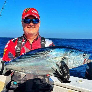 La JAPAN STYLE di Xzoga è una canna da pesca dedicata alle tecniche verticali nel Mediterraneo, con design moderno ed estetica accattivante. Il bilanciamento innovativo garantisce precisione e sensibilità, rendendo la pesca facile e efficace. Il blank in grafite al 99% offre prestazioni eccezionali con leggerezza e resilienza. L'azione PTF ottimizzata e il concetto SS assicurano sensibilità estrema, permettendoti di percepire ogni minimo movimento dei pesci. Ideale per catturare Cernie, Tunnidi, Palamita, Lecce, Dentice e Ricciola.