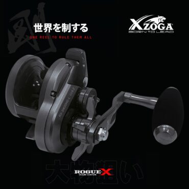 La Xzoga ROGUE-X Fishing Reel offre compattezza e resistenza per tecniche verticali e pesca a traina. Leggera e potente, gestisce diverse specie. Controllo preciso della velocità di caduta e lanci fluidi grazie ai cuscinetti a sfera. Versatile in diverse modalità di pesca, con facile maneggevolezza grazie alla manovella ergonomica.