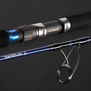 La serie di canne da slow jigging XZOGA TAKADUM rappresenta un'evoluzione nell'arte della pesca, design senza tempo unito alla più avanzata tecnologia giapponese. Le canne TAKADUM offrendo sensibilità e controllo eccezionali grazie all'azione di combattimento Power Transmission Fighting (PTF).
La costruzione sofisticata utilizza materiali di alta qualità, come la grafite ad alta tensione, la finitura superficiale in PYTHON e la componentistica Fuji assicurano resistenza e affidabilità nel tempo.
Le canne XZOGA TAKADUM sono le più sottili e resistenti sul mercato, sviluppate con il concetto di prestazioni V9 e il concetto SS. Affronta le sfide di pesca con fiducia, sapendo di avere tra le tue mani una delle canne più potenti e affidabili mai realizzate.