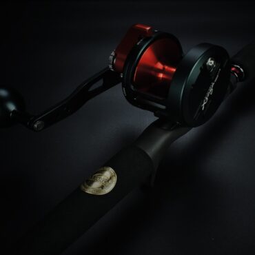 X-Zoga presenta il mulinello TX-S Jigging: la scelta ideale per la pesca verticale in profondità. Con un rapporto di trasmissione veloce e una Drag Force di 20 kg, è perfetto per affrontare sfide marine. Il modello TX-S SW 21 ha un telaio in alluminio di grado marino, 9+2 cuscinetti a sfera in acciaio inossidabile per un funzionamento fluido, e un sistema anti-gioco stabile. Il sistema di trascinamento in fibra di carbonio offre una forza superiore, ideale per catturare tonni, cernie e pesci spada. Con impugnatura extra lunga e manopola ergonomica, è perfetto per pescatori destrorsi e mancini. Un mulinello di alta qualità per appassionati seri di pesca sportiva off-shore.