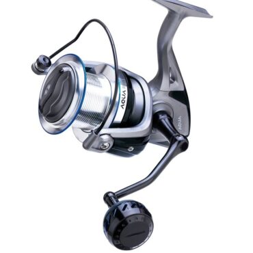 Aqua è il nuovo mulinello realizzato dalla famiglia Zun Zun per la pesca da barca. Corpo in grafite ultra leggera ad
alta densità. Sistema Anti-Reverse Infinito. Freno e cambio multidisco in carbonio da 13 kg. Bobina in alluminio forgiato a freddo resistente alla corrosione. Manovella filettata a frizione in alluminio e pomello da combattimento ergonomico.

Sistema anti-ritorno infinito
Trattamento Anti-Salsedine
Guidafilo Extra