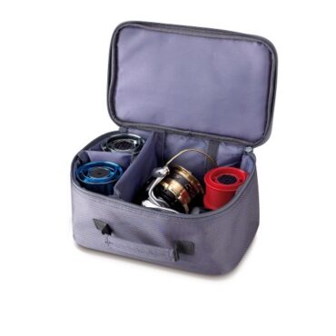 Borsa ideale per il trasporto di bobine e mulinelli, costruita in materiale impermeabile e munito di cerniere YKK Japan. Fornita con separatori in velcro auto-regolabili.
Dimensioni: 27 x 17 x 14 CM.