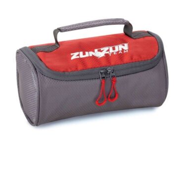 Borsa porta mulinello con vano imbottito, ideale per il trasporto di mulinelli e bobine. Realizzata in materiale impermeabile e dotate di cerniere YKK Japan.
Dimensioni: 23 x 11 CM.