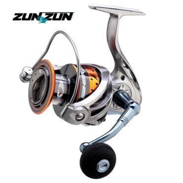Mulinello Zun Zun Swinger, progettato per la pesca da bolentino e da jig-casting, compatto ed ultra legero. Struttura in alluminio anodizzato con sistema dell'anti-ritorno infinito, rondore bilanciato e sistema frenate max 11 kg. Il mulinello Swinger è dotato di 7 cuscinetti e bobine di ricambio, 1 bobina in alluminio per il modello 650 e 2 bobine in grafite per il modello 850. La maniglia in alluminio con pomello in morbida EVA permette una presa estremaente confortevole. Straordinario rapporto qualità/prezzo.